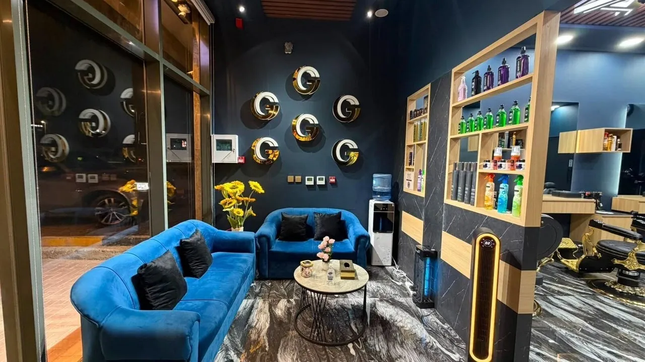 The waiting area, with the gold G lettering on the wall